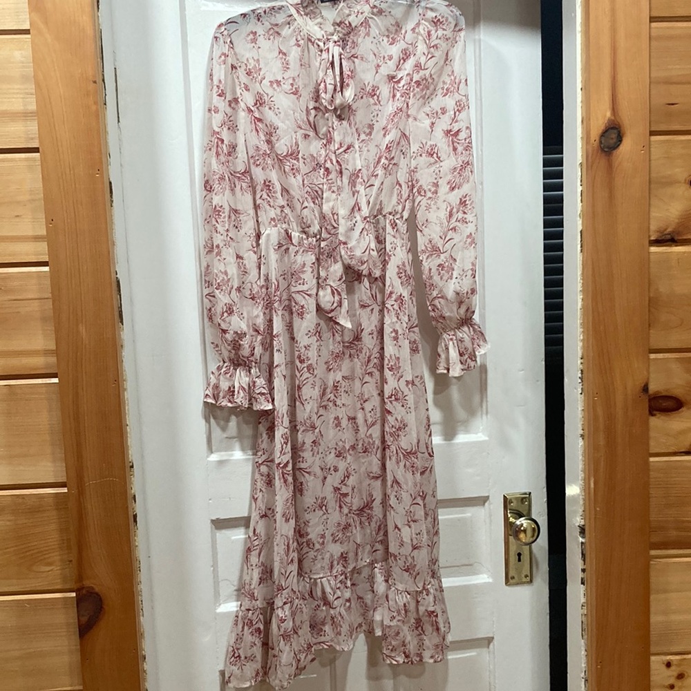 Long sleeve dress w/ tie.